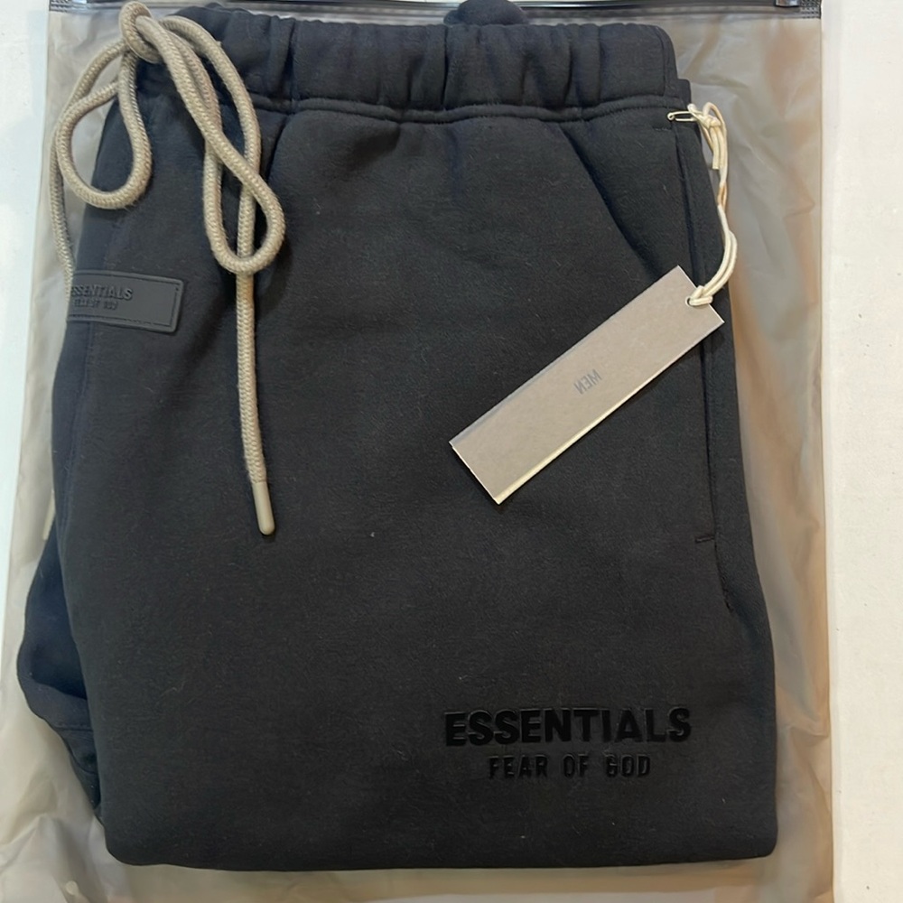 Fear of god essentials 2024 black core collection sweatpants